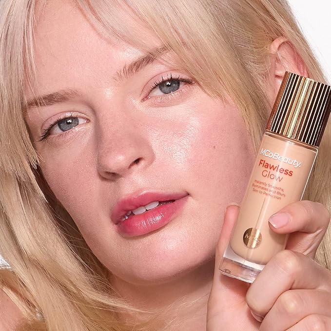 MCoBeauty - Flawless Glow Luminous Skin Filter - 2.5 Fair Shade - 4-in-1 Multi-Use Formula that Contains Squalane - Includes Doe Foot Applicator - Liquid Illuminator